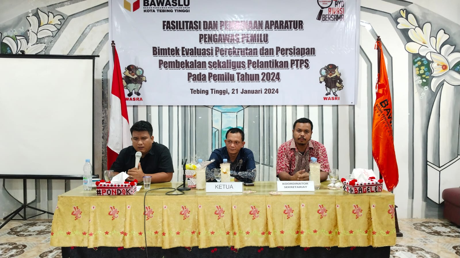 Ketua dan Anggota bersama Korsek Kegiatan Fasilitasi dan Pembinaan Aparatur Pengawas Pemilu