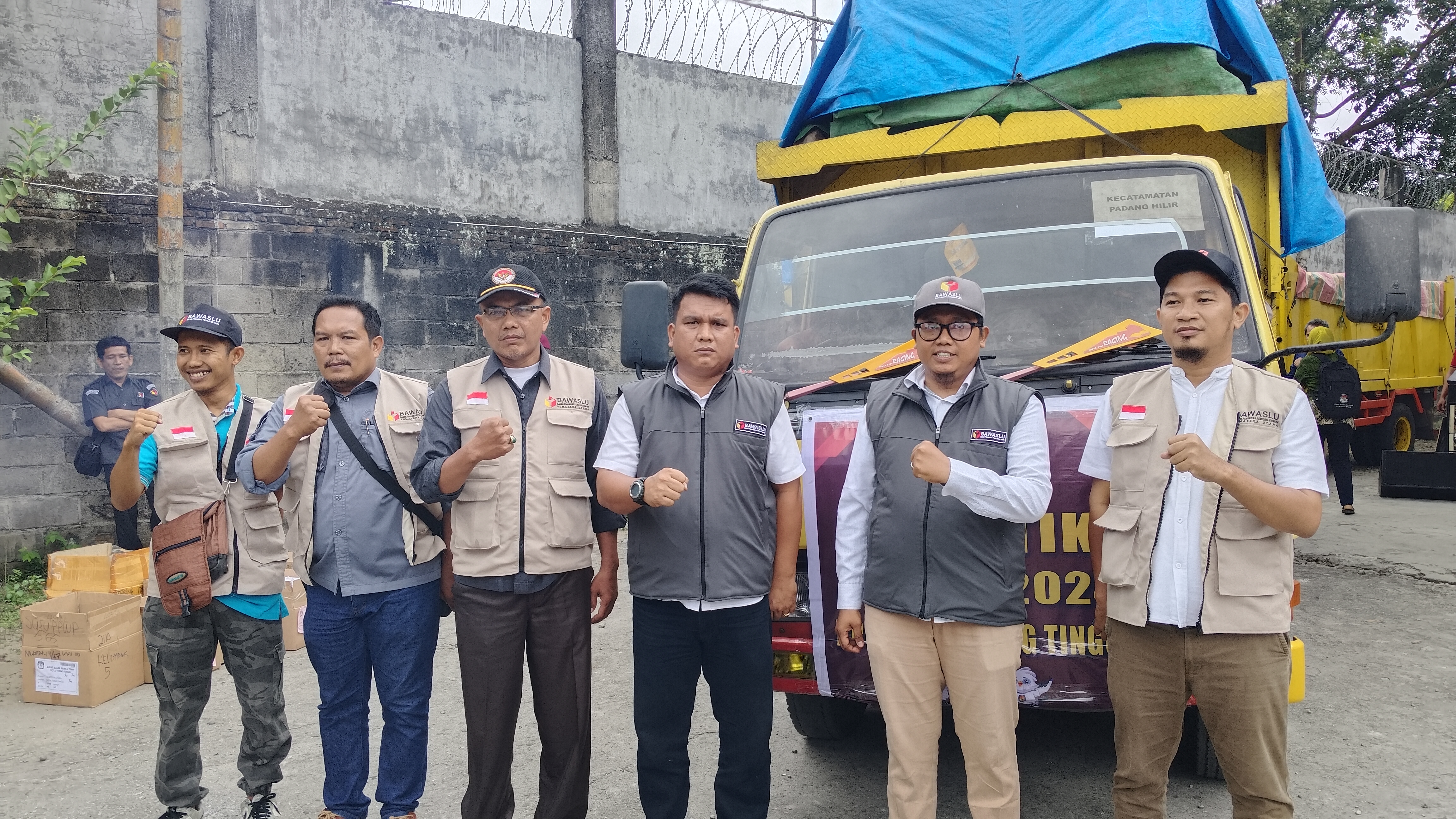 Menghadiri Pendistribusian Logistik Pemilu