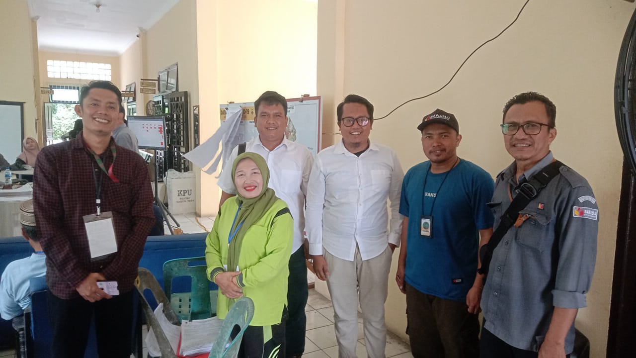 Anggota Bawaslu Kota Tebing Tinggi Elfian Choky Nasution dan Lambok Simbolon