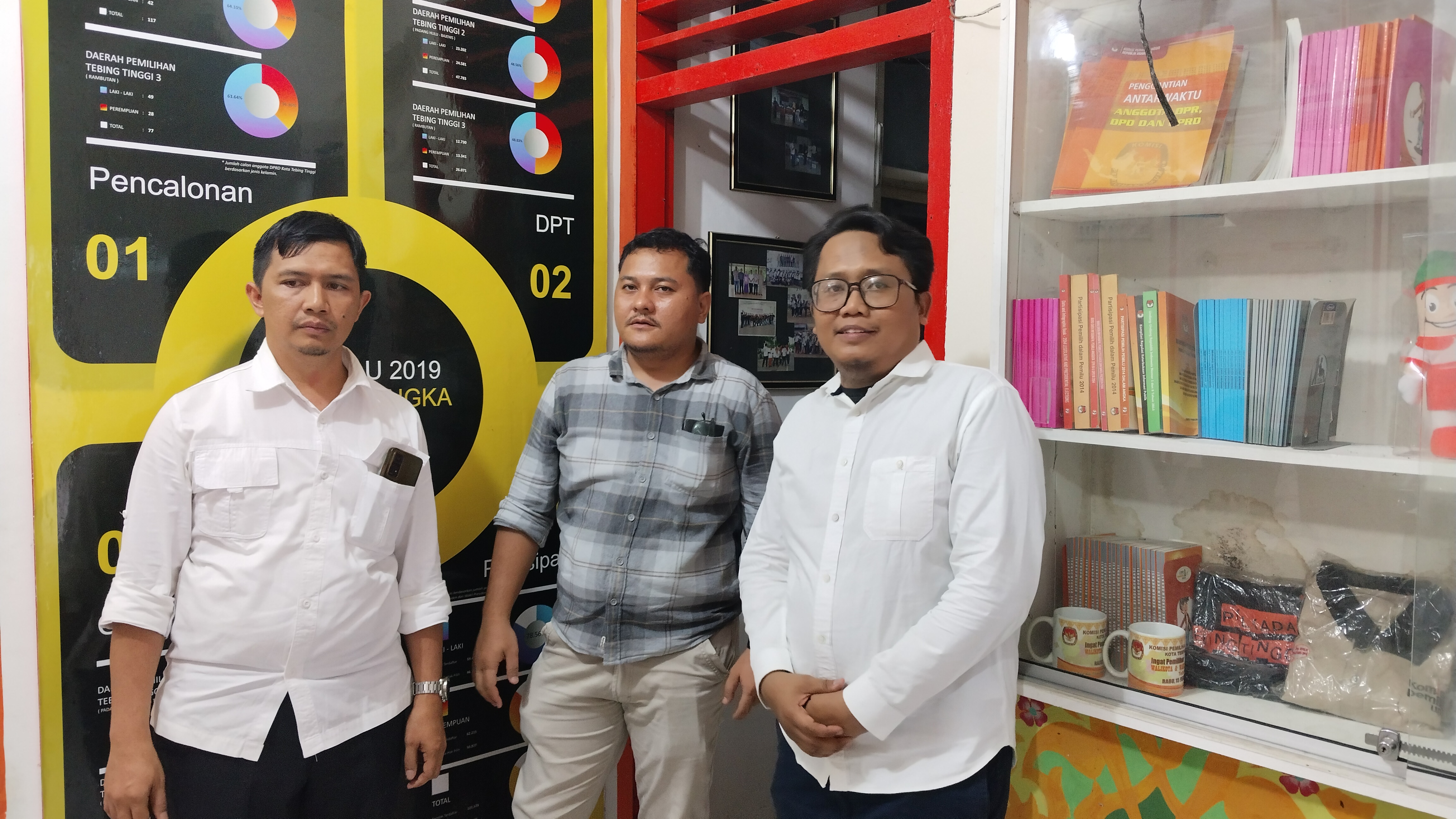 Foto bersama Komisioner KPU Kota Tebing Tinggi
