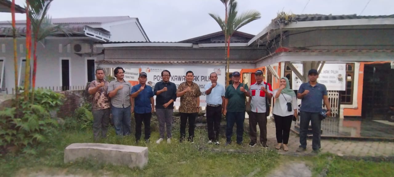 Ketua dan Anggota Bawaslu Kota Tebing Tinggi dan Panwascam Foto Bersama Anggota Bawaslu Provinsi Sumatera Utara Suhadi Sukendar Situmorang 