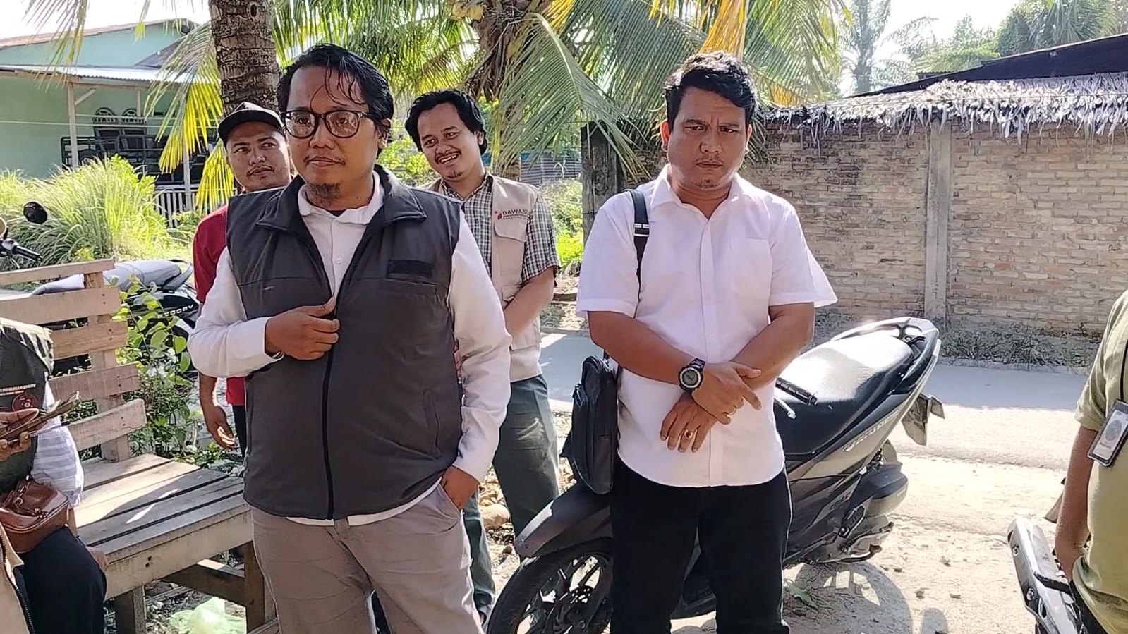 Anggota Bawaslu Kota Tebing Tinggi Elfian Choky Nasution dan Lambok Simbolon