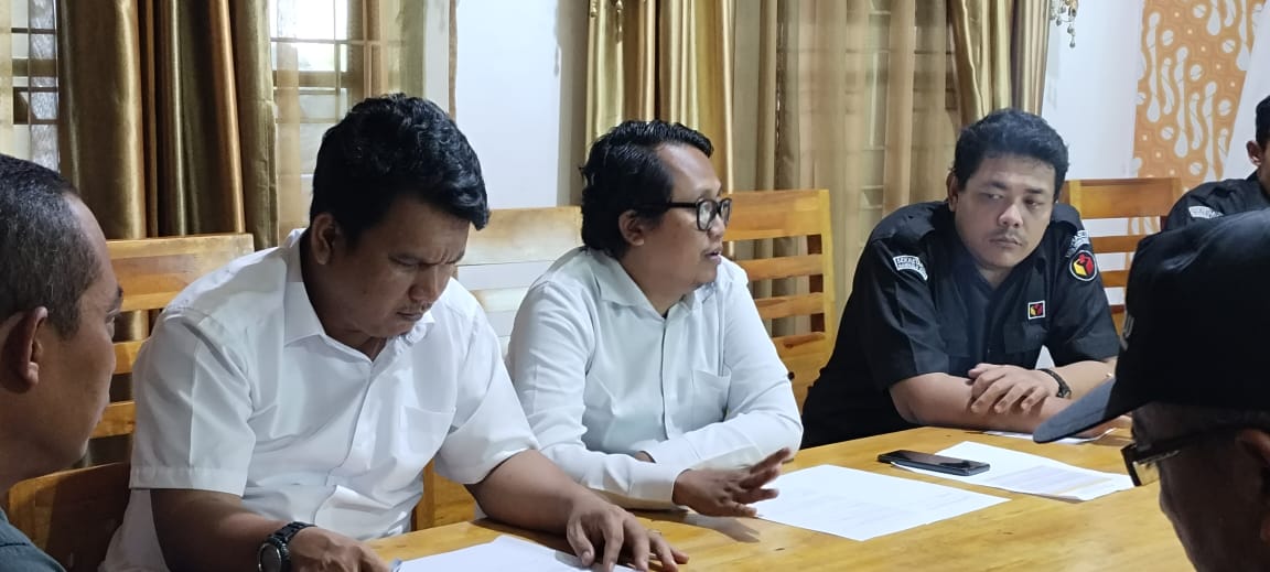 Anggota Bawaslu Kota Tebing Tinggi Elfian Choky Nasution dan Lambok Simbolon