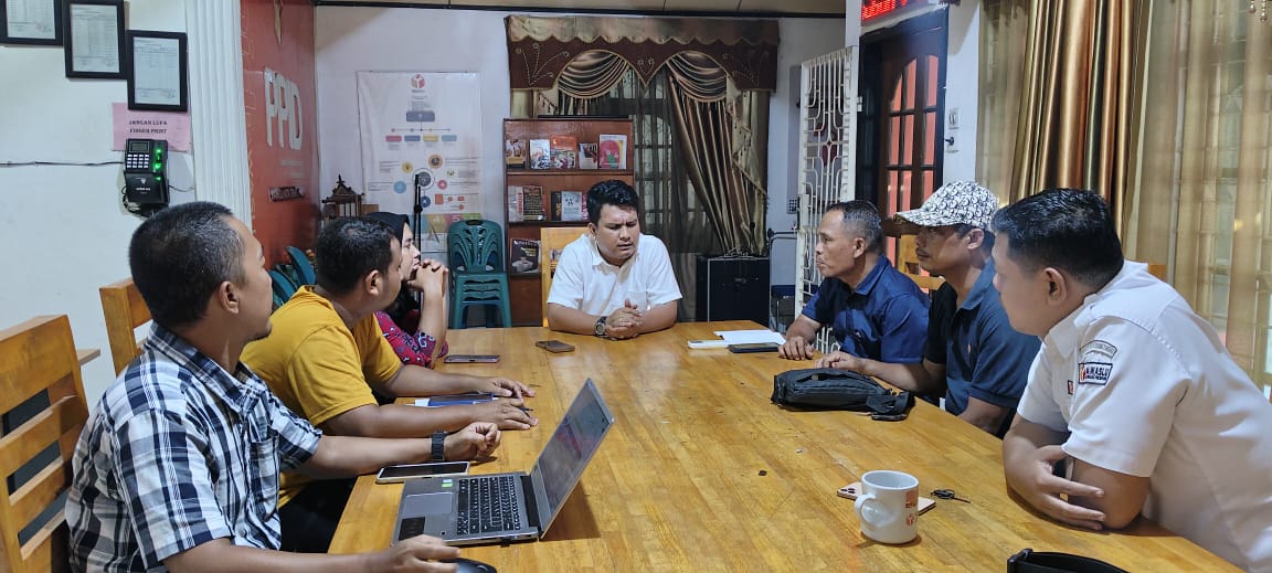 Anggota Bawaslu Kota Tebing Tinggi Elfian Choky Nasution dan Lambok Simbolon