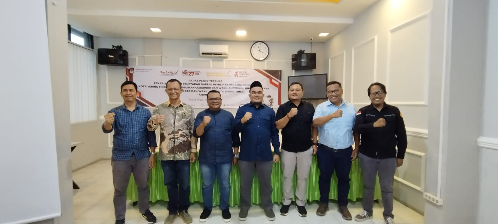 Ketua Bawaslu Kota Tebing Tinggi Dan Anggota Foto Bersama Penetapan DPS
