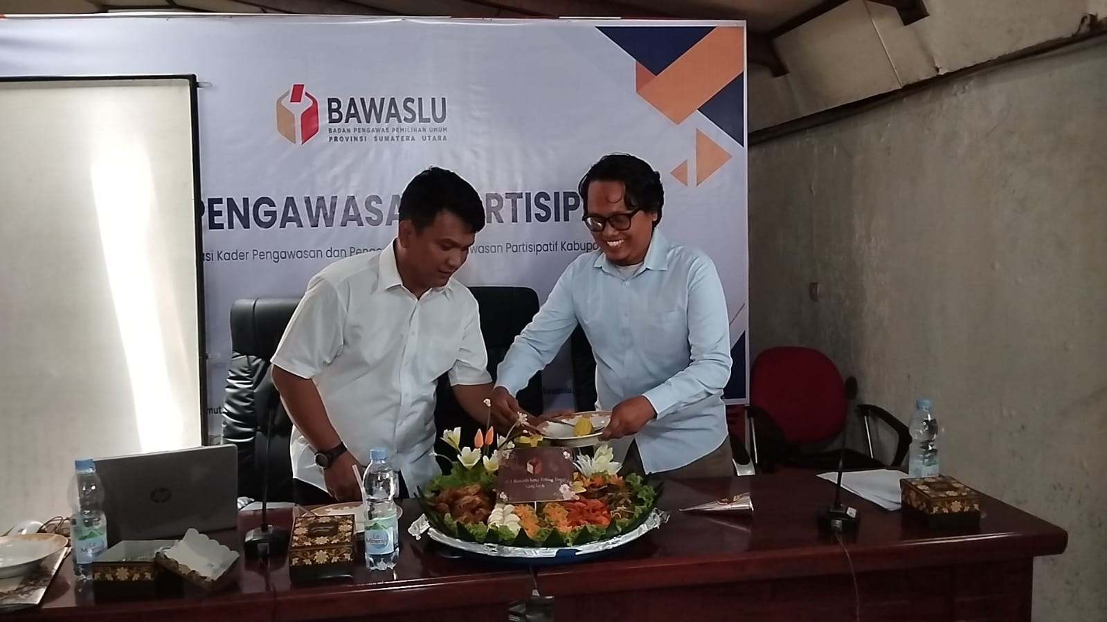 Anggota Bawaslu Kota Tebing Tinggi Elfian Choky Nasution dan Lambok Simbolon
