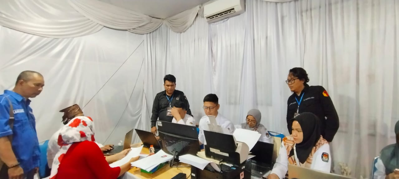 Anggota Bawaslu Kota Tebing Tinggi Elfian Choky Nasution dan Lambok Simbolon