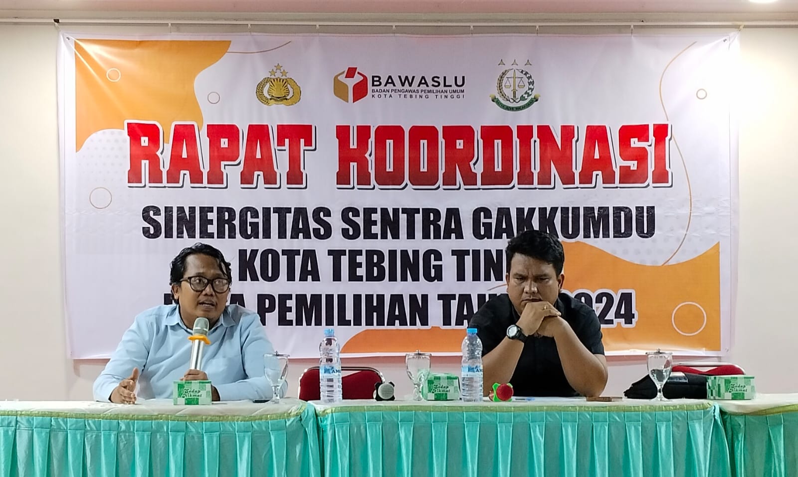 Anggota Bawaslu Kota Tebing Tinggi Elfian Choky Nasution dan Lambok Simbolon