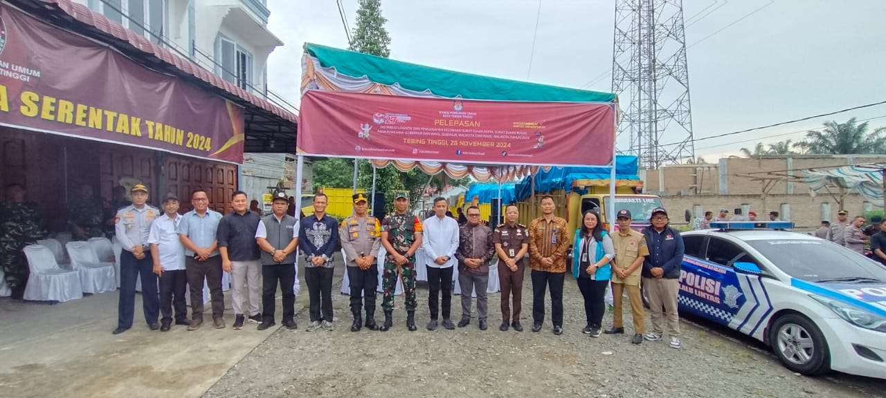 Foto Bersama Sebelum Pelepasan Distribusi Logistik
