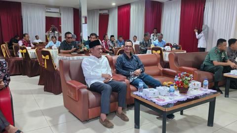 Ketua Bawaslu Kota Tebing Tinggi Amsal Franky H Tambun (Baju Biru)
