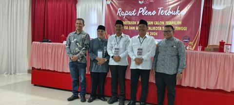 Foto Bersama Calon terpilih dan Ketua KPU