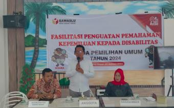 Anggota Bawaslu Kota Tebing Elfian Choky Nasution Membuka Kegiatan Failitasi