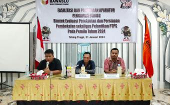 Ketua dan Anggota bersama Korsek Kegiatan Fasilitasi dan Pembinaan Aparatur Pengawas Pemilu