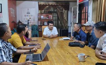 Anggota Bawaslu Kota Tebing Tinggi Elfian Choky Nasution dan Lambok Simbolon
