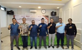 Ketua Bawaslu Kota Tebing Tinggi Dan Anggota Foto Bersama Penetapan DPS