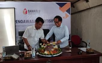 Anggota Bawaslu Kota Tebing Tinggi Elfian Choky Nasution dan Lambok Simbolon