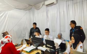 Anggota Bawaslu Kota Tebing Tinggi Elfian Choky Nasution dan Lambok Simbolon