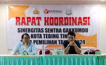 Anggota Bawaslu Kota Tebing Tinggi Elfian Choky Nasution dan Lambok Simbolon