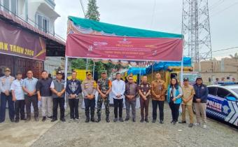 Foto Bersama Sebelum Pelepasan Distribusi Logistik
